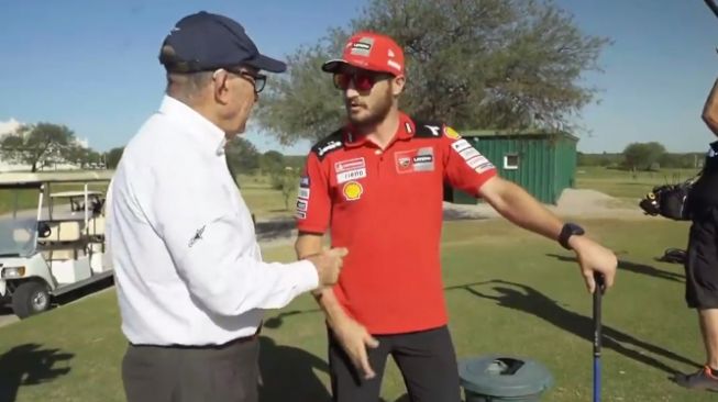 Pembalap Ducati terlihat butuh bimbingan saat main golf di Argentina (Instagram)