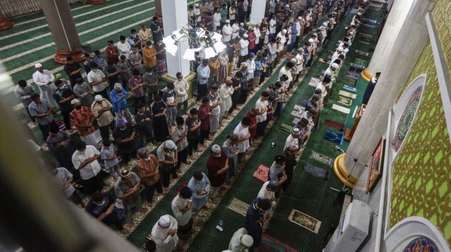 Umat Islam melaksanakan shalat tarawih pertama di Masjid Darul Arqam, Palangkaraya, Kalimantan Tengah, Jumat (1/4/2022). [ANTARA FOTO/Makna Zaezar/aww]