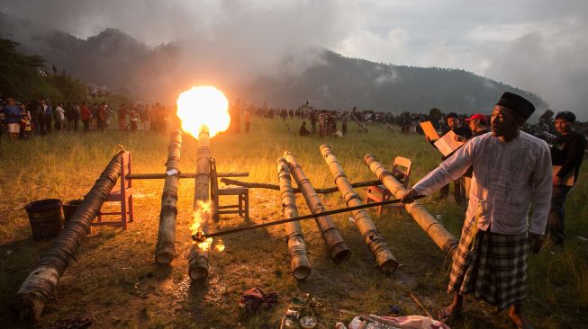 Warga membunyikan meriam bambu pada acara Festival Long Bumbung di Desa Gondosuli, Tawangmangu, Karanganyar, Jawa Tengah, Jumat (1/4/2022). [ANTARA FOTO/Mohammad Ayudha/aww]
