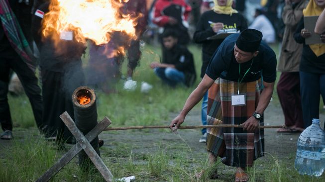 Warga membunyikan meriam bambu pada acara Festival Long Bumbung di Desa Gondosuli, Tawangmangu, Karanganyar, Jawa Tengah, Jumat (1/4/2022). [ANTARA FOTO/Mohammad Ayudha/aww]
