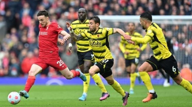 Pemain Liverpool Diogo Jota menggiring bola ke area pertahanan Watford dalam pertandingan Liga Premier yang digelar di Anfield, Sabtu (2/4/2022). [AFP]