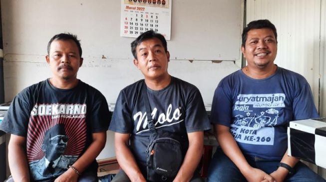 Kiri ke kanan: Widadi, Eko, dan Adi, warga dan juga Bregada Suryatmajan, ditemui wartawan di sekitar Kelurahan Suryatmajan, Danurejan, Kota Jogja, Sabtu (2/4/2022). - (SuaraJogja.id/Muhammad Ilham Baktora)