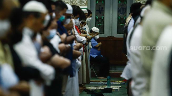 Umat Muslim melaksanakan salat Tarawih berjamaah di Masjid Agung Al-Azhar, Jakarta Selatan, Jumat (1/4/2022). [Suara.com/Alfian Winanto]