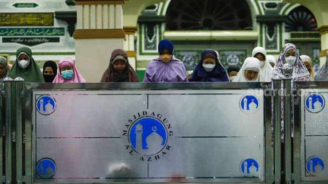 Umat Muslim melaksanakan salat Tarawih berjamaah di Masjid Agung Al-Azhar, Jakarta Selatan, Jumat (1/4/2022). [Suara.com/Alfian Winanto]