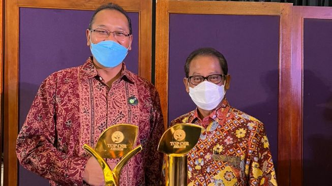 Komitmen TJSL, PKT Raih Dua Penghargaan TOP CSR Awards 2022