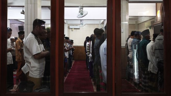 Umat Islam melaksanakan shalat tarawih di Masjid Baiturrahman Jalan Raya Tempurejo, Surabaya, Jawa Timur, Jumat (1/4/2022). [ANTARA FOTO/Didik Suhartono/aww]