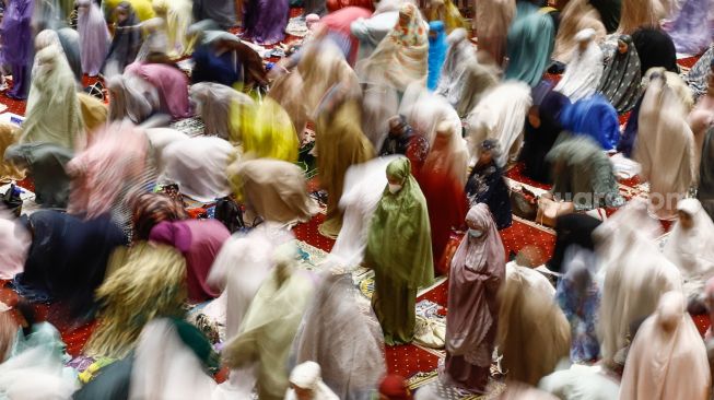 Umat Muslim melaksanakan salat Tarawih berjamaah di Masjid Istiqlal, Jakarta Pusat, Sabtu (2/4/2022). [Suara.com/Alfian Winanto]