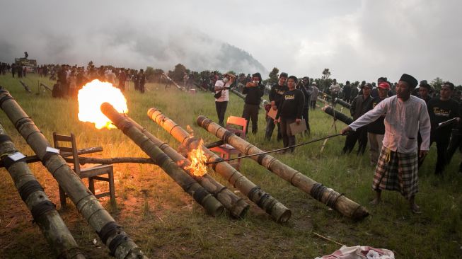 Warga membunyikan meriam bambu pada acara Festival Long Bumbung di Desa Gondosuli, Tawangmangu, Karanganyar, Jawa Tengah, Jumat (1/4/2022). [ANTARA FOTO/Mohammad Ayudha/aww]
