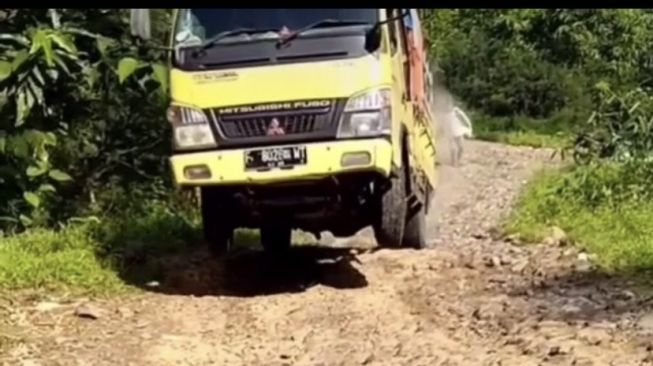 Viral Sopir Cantik Kemudikan Truk Hingga Loncat-loncat Lewati Jalan Rusak, Tujuannya Mulia Banget!