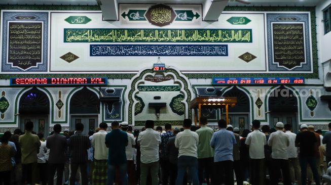 Umat Muslim melaksanakan salat Tarawih berjamaah di Masjid Agung Al-Azhar, Jakarta Selatan, Jumat (1/4/2022). [Suara.com/Alfian Winanto]