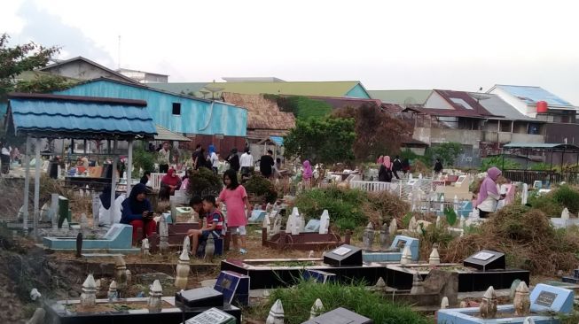 Jelang Ramadhan Banyak Masyarakat Ziarah Makam, Penjual Bunga di TPU Babussalam Pontianak Bisa Dapat Rp 200 Ribu Sehari