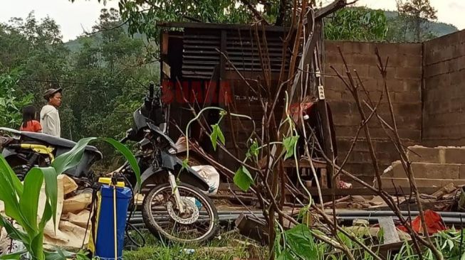 Cerita Jais, Warga Terdampak Angin Puting Beliung di Samalantan