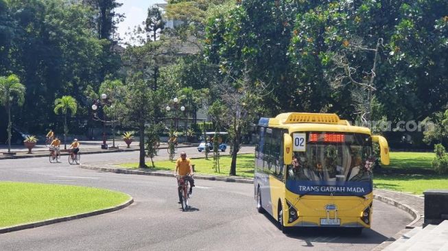 Layanan transportasi internal kampus berupa bus listrik Trans Gadjah Mada - (SuaraJogja.id/Hiskia Andika)