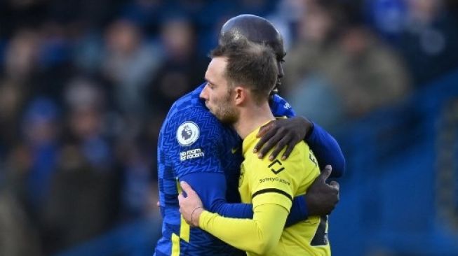 Pemain Chelsea Romelu Lukaku memeluk pemain Brentford Christian Eriksen usai pertandingan Liga Inggris di Stamford Bridge, Sabtu (2/4/2022). [AFP]