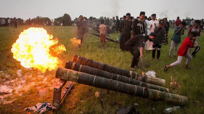 Warga membunyikan meriam bambu pada acara Festival Long Bumbung di Desa Gondosuli, Tawangmangu, Karanganyar, Jawa Tengah, Jumat (1/4/2022). [ANTARA FOTO/Mohammad Ayudha/aww]
