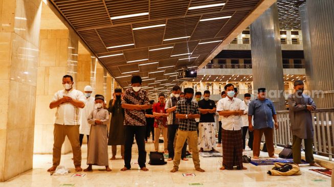 Umat Muslim melaksanakan salat Tarawih berjamaah di Masjid Istiqlal, Jakarta Pusat, Sabtu (2/4/2022). [Suara.com/Alfian Winanto]