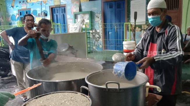 Dua Tahun Mandek, Tradisi Bubur Banjar Samin di Masjid Darussalam Solo Akhirnya Kembali Digelar