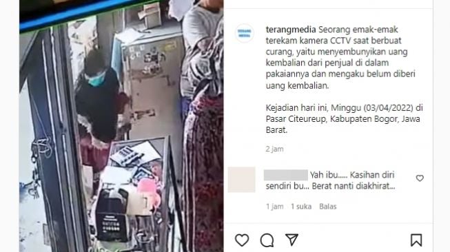 Ibu-ibu terekam CCTV diduga sengaja sembunyikan uang kembalian di dalam pakaian, lalu meminta uang kembalian lagi ke penjual. (Instagram/@terangmedia)