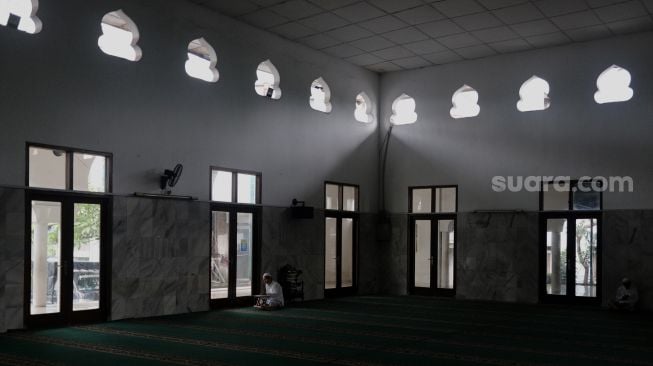 Umat Islam membaca ayat suci Al-Qur'an di Masjid Jami Maulana Hasanuddin, Cikoko, Pancoran, Jakarta, Minggu (3/4/2022). [Suara.com/Angga Budhiyanto]