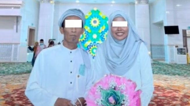 Cinta Tak Pandang Usia, Pria Beranak Delapan Nikahi Perempuan Seumuran Anak Sulungnya