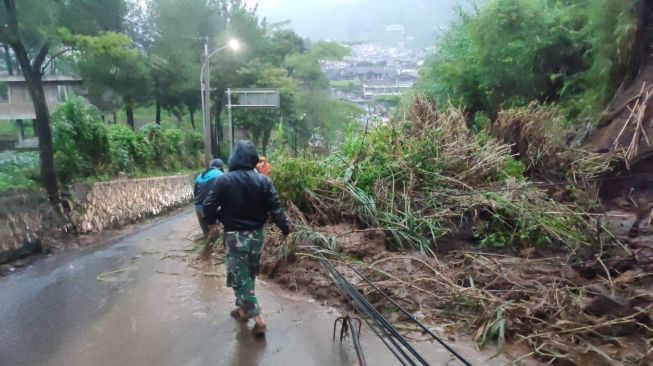 Jalan Raya Tangkuban Parahu Tertimbun Longsor, Arus Lalu Lintas Dialihkan Sementara