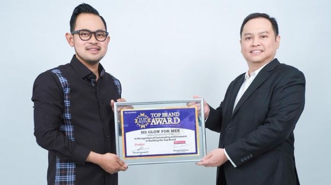 Bos MS Glow, Gilang Widya Pramana alias Gilang Juragan 99 menerima penghargaan Top Brand Award. [Instagram]