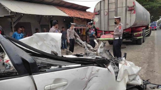 Enam Orang Tewas Dalam Kecelakaan Maut Minibus di Pantura Cirebon