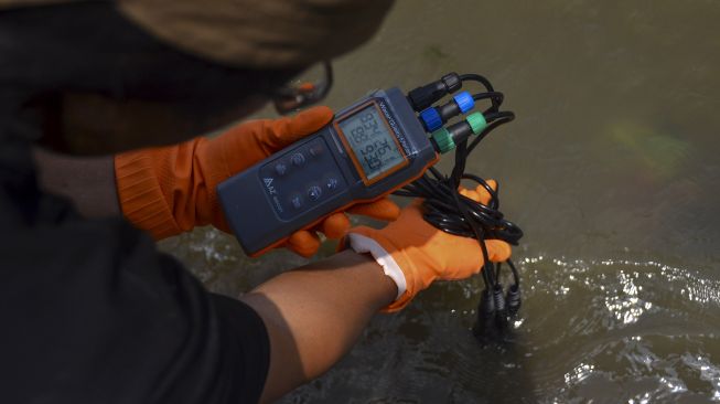 Aktivis Ecological Observation and Wetland Conservation (Ecoton) menguji kualitas air Sungai Ciwulan dalam rangkaian Ekspedisi Sungai Nusantara di Kampung Leuwi Bilik, Kota Tasikmalaya, Jawa Barat, Sabtu (2/4/2022).  ANTARA FOTO/Adeng Bustomi