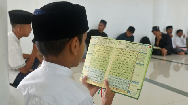 Sejumlah santri mengikuti kegiatan hafalan Al Quran di Masjid Al Fuqan, Banda Aceh, Aceh, Minggu (3/4/2022).  ANTARA FOTO/Ampelsa