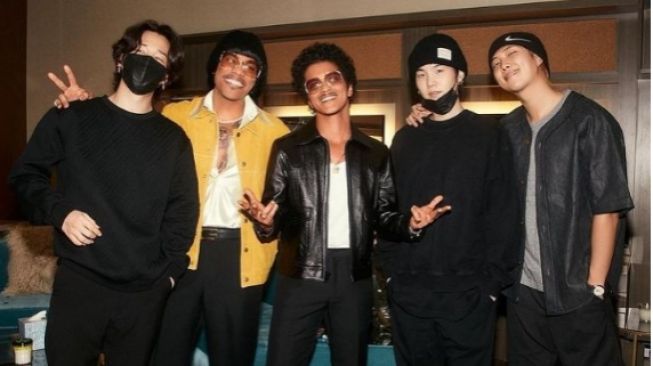 Datangi Konser Silk Sonic, BTS Foto Bareng Bruno Mars dan Anderson Paak