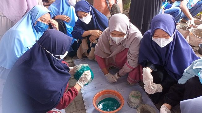 Keren! Emak-emak Ini Ubah Masker dan Popok Bekas Jadi Pot Bunga Berkelas