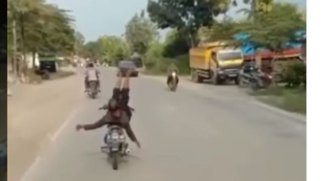 VIral Pengendara Motor Lakukan Atraksi Berbahaya di Jalanan Rembang, Netizen Gregetan Endingnya Tak Bikin Happy