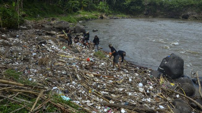 Aktivis Ecological Observation and Wetland Conservation (Ecoton) menguji kualitas air Sungai Ciwulan dalam rangkaian Ekspedisi Sungai Nusantara di Kampung Leuwi Bilik, Kota Tasikmalaya, Jawa Barat, Sabtu (2/4/2022).  ANTARA FOTO/Adeng Bustomi