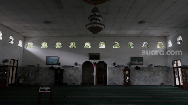 Suasana pada bagian dalam Masjid Jami Maulana Hasanuddin, Cikoko, Pancoran, Jakarta, Minggu (3/4/2022). [Suara.com/Angga Budhiyanto]