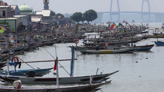 Sejumlah perahu nelayan tertambat di Pantai Kenjeran Surabaya, Jawa Timur, Minggu (3/4/2022).  ANTARA FOTO/Didik Suhartono