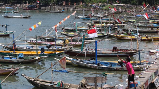 Sejumlah perahu nelayan tertambat di Pantai Kenjeran Surabaya, Jawa Timur, Minggu (3/4/2022).  ANTARA FOTO/Didik Suhartono