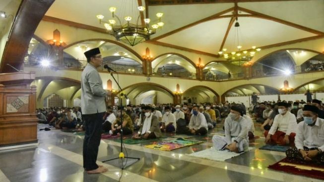 Gubernur Jawa Barat Ridwan Kamil salat tarawih pada malam pertama Ramadan 1443 hijriyah di Masjid Pusdai, Kota Bandung, Sabtu (2/4/2022) malam. [ANTARA/HO-Humas Pemda Jabar]