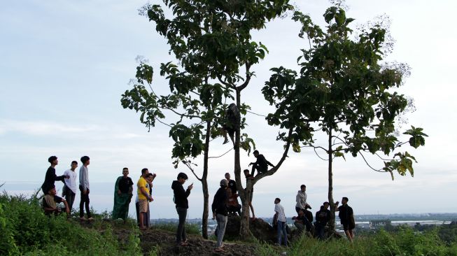 Sejumlah remaja menikmati suasana pagi hari pertama Ramadhan 1443 H di Bukit Samata, Kabupaten Gowa, Sulawesi Selatan, Minggu (3/4/2022). ANTARA FOTO/Arnas Padda