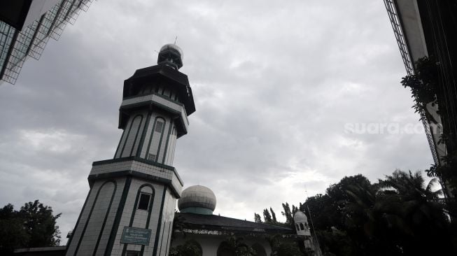 Suasana pada bagian luar Masjid Jami Maulana Hasanuddin, Cikoko, Pancoran, Jakarta, Minggu (3/4/2022). [Suara.com/Angga Budhiyanto]