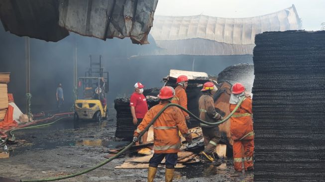 Kebakaran di Gudang Triplek di Sleman Terpantau Sejak Pagi, Hingga Kini Proses Pemadaman Masih Berlangsung
