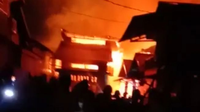 Malam Tarawih Pertama, 8 Rumah Warga Kampung Beting Hangus Terbakar, Diduga Akibat Kebocoran Gas