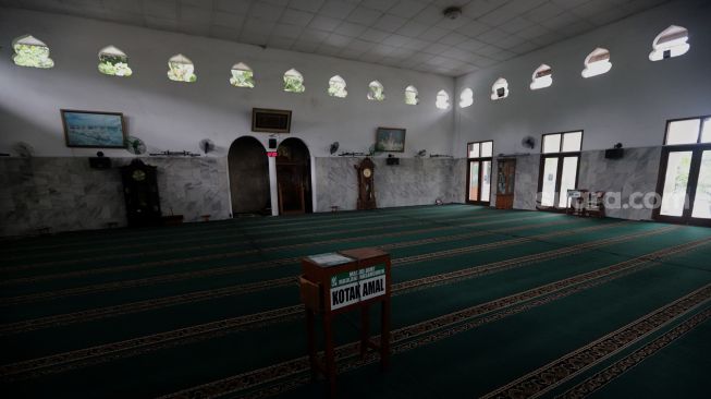 Suasana pada bagian dalam Masjid Jami Maulana Hasanuddin, Cikoko, Pancoran, Jakarta, Minggu (3/4/2022). [Suara.com/Angga Budhiyanto]