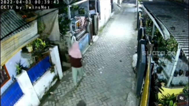 Waspada di Tengah Malam! CCTV Menangkap Penampakan Aneh Ini saat Hari 2 Ramadhan 2022