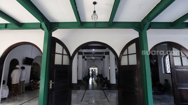 Umat Muslim beribadah di Masjid Jami' Al-Ma'mur, Cikini, Jakarta, Senin (4/4/2022). [Suara.com/Angga Budhiyanto]