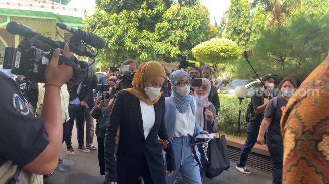 Olla Ramlan hadiri sidang cerai di Pengadilan Agama Jakarta Selatan [Suara.com/Adiyoga Priyambodo]