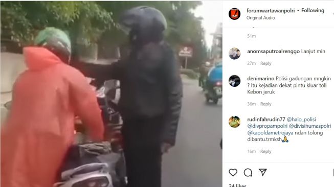 Publik dikejutkan oleh video viral yang merekam diduga oknum polisi memukul kepala driver ojek online alias ojol. [Instagram/@forumwartawanpolri]