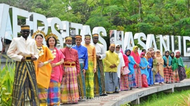Pusat Bahasa Universitas Hasanuddin menggelar acara pengenalan budaya kepada mahasiswa asing Unhas. Mahasiswa asing memakai baju adat khas Bugis Makassar [SuaraSulsel.id/DKSR Unhas]