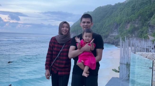 Eks pebulutangkis Maria Febe Kusumastuti bersama keluarga kecilnya. (Instagram/@mariafebe13)