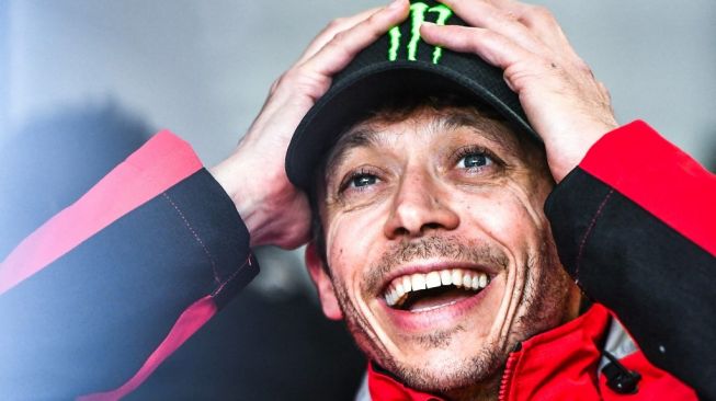 Aksi Kocak Valentino Rossi, Nyasar Pit Box saat Debut di GT World Challenge 2022