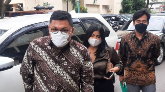 Tersangka kasus dugaan penyebaran konten pornografi Dea OnlyFans (tengah) memenuhi wajib lapor di Polda Metro Jaya, Senin (4/4/2022). [ANTARA/Fianda Sjofjan Rassat]